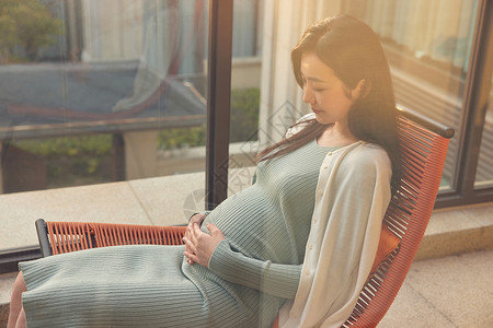 在阳台上休息的孕妇妈妈图片