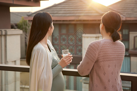 快乐孕妈居家备孕的产妇与母亲聊天背影背景