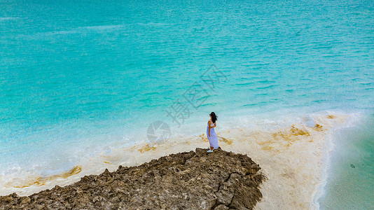 青海海西州大柴旦翡翠湖岸边的女生图片