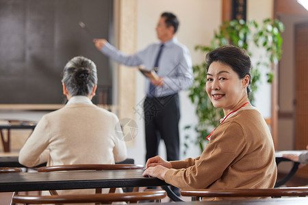 老年人参加老年大学课堂高清图片