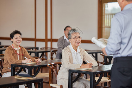 退休老师老年人参加老年大学课堂学习背景