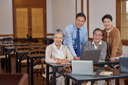 智能养老在老年大学上课使用笔记本电脑背景