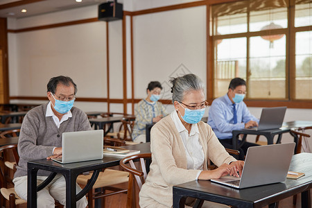 老年大学戴口罩使用电脑的老年人高清图片