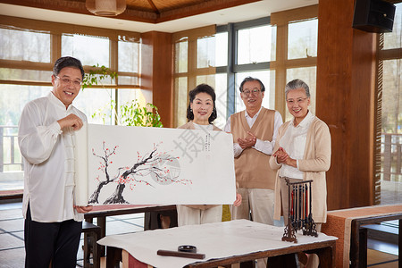 鸳鸯戏水中国画老年人聚会讨论国画背景