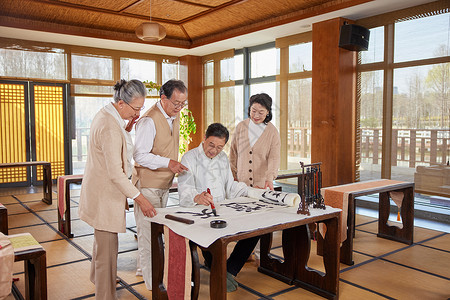 公园聚会练习讨论书法的老年人背景