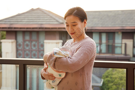 外婆手抱新生婴儿宝宝图片