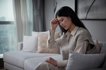 孤独在家的年轻女性一个人高清图片素材