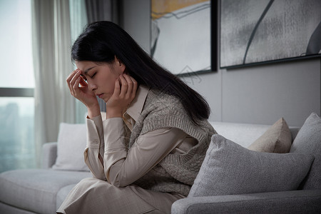 孤独在家的抑郁年轻女性一个人高清图片素材