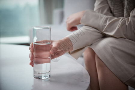 抑郁女性居家喝水吃药特写图片
