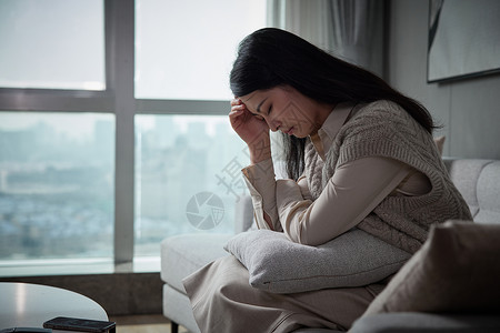 独居年轻女性情绪烦躁失落图片