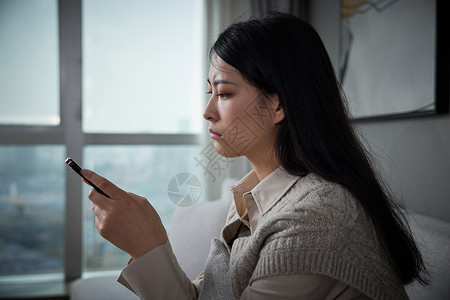 青年女性孤独在家等候高清图片素材