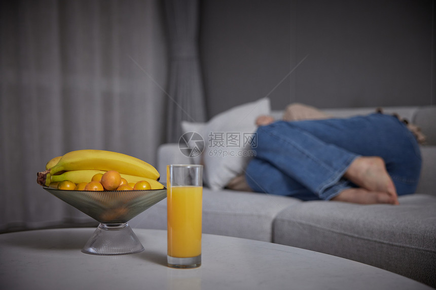 客厅里的橙汁和水果图片