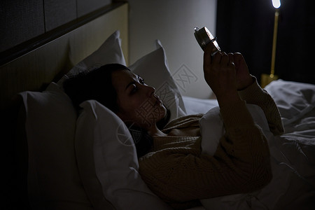 深夜失眠的居家女性看时间夜生活高清图片素材