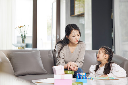 亲密的母女关系形象儿童高清图片素材