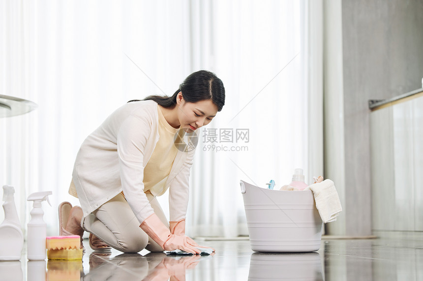 独自居家做家务的女性图片
