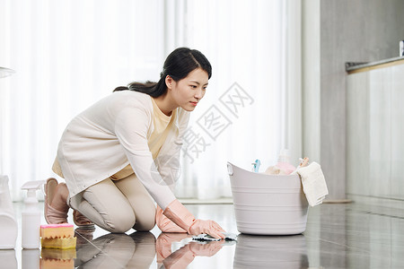手握洁具居家清洗地板的女性背景