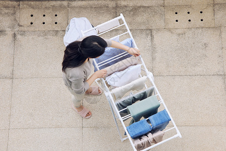 阳台晾晒俯视晾晒衣服的女性背景
