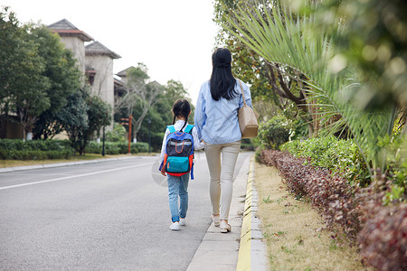 女儿放学素材妈妈送女儿上学背影背景