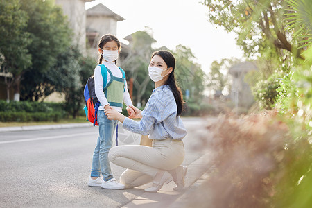 戴口罩上学的儿童戴口罩准备去上学的母女背景