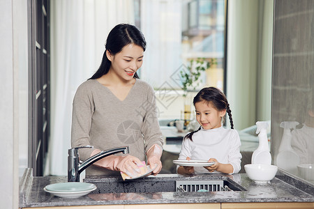 女儿和母亲一起居家洗碗图片