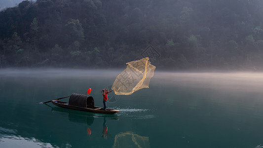 湖南5A级旅游景区东江湖上撒网的渔夫高清图片