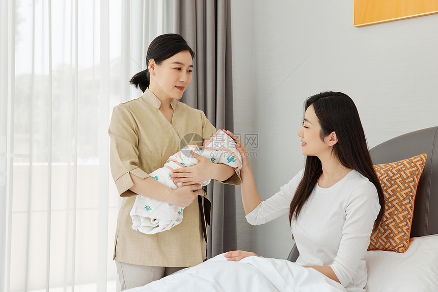 月嫂帮坐月子的母亲照顾新生婴儿