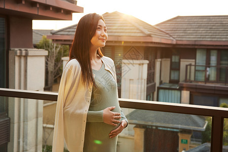 孕妇妈妈在阳台上休息图片