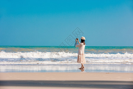 夏天海边文艺女生背影图片