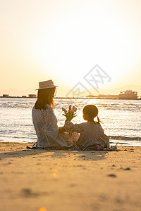 夏天日落沙滩温馨母女背影背景图片