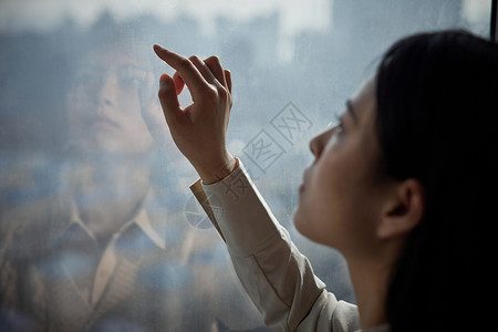人看窗外窗边写字的抑郁女性形象背景