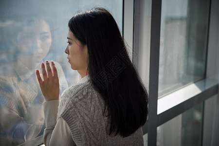 独自在家看向窗外的抑郁女性一个人高清图片素材