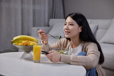 居家女性健康饮食吃沙拉图片