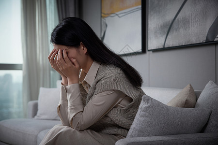 焦虑女人情绪失落在家的年轻女性背景