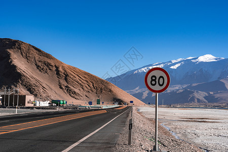 制度牌背景雪山公路限速牌背景