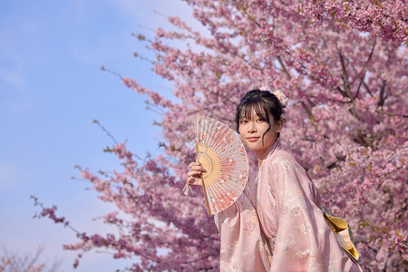 日系清新美女赏樱花图片