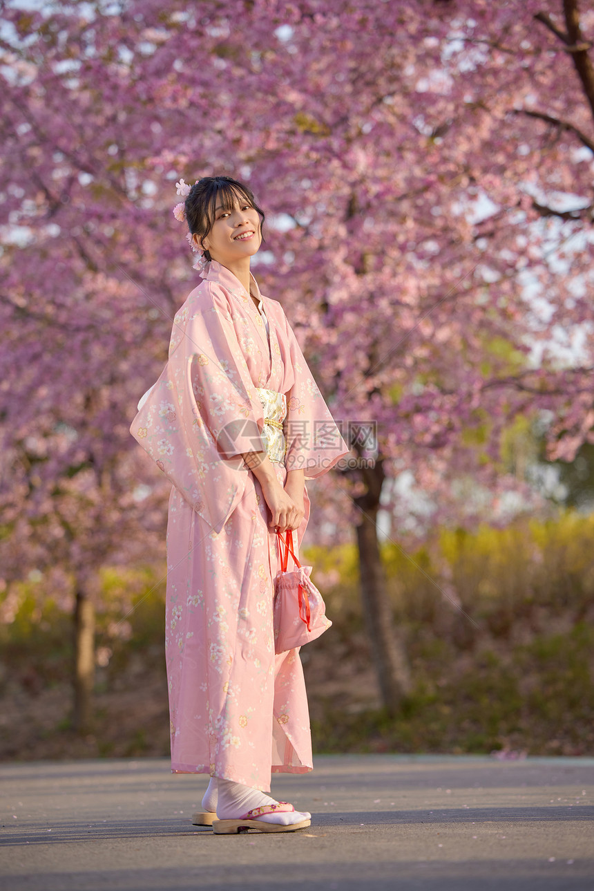 日系清新美女赏樱花图片