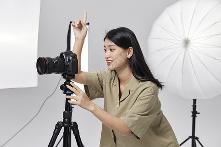 青年女摄影师引导模特拍摄图片
