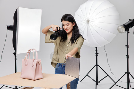 拍摄商业静物包袋的女摄影师图片