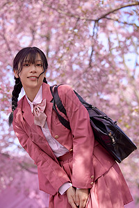 美女大学生初春赏樱花图片