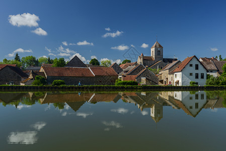 法国勃艮第运河边的村庄背景