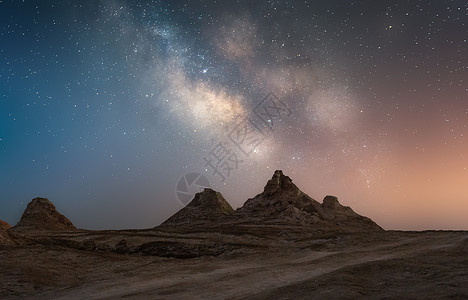 戈壁雅丹上的银河星空背景图片