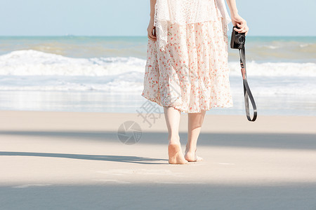 夏天海边文艺女生背影背景图片