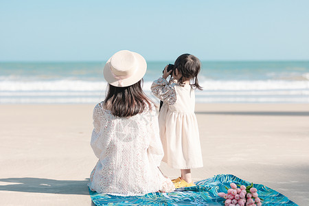 沙滩上母女海边沙滩母女背影背景