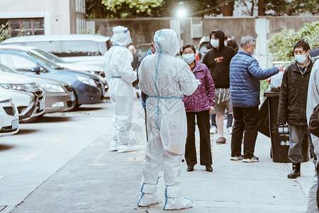 小区人车分流医护人员防疫宣传高清图片