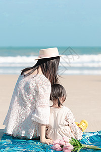 沙滩上母女夏天海边母女背影背景