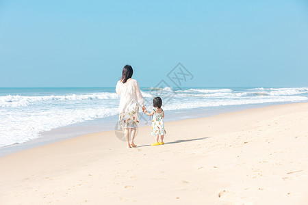 沙滩上母女夏天海边母女背影背景