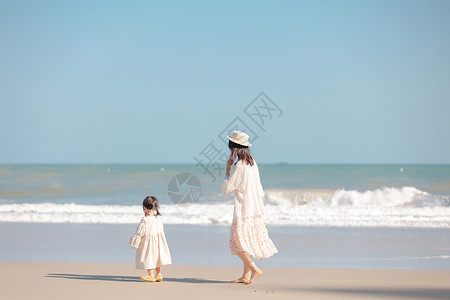母女在海边散步图片