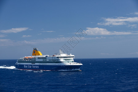 航行在爱琴海上的希腊游轮图片
