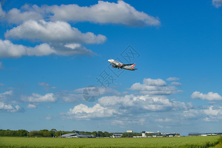 蓝天白云下起飞的民航客机高清图片
