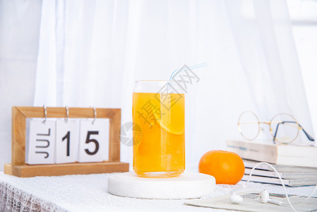 夏日午后的一杯鲜榨橙汁美食高清图片素材